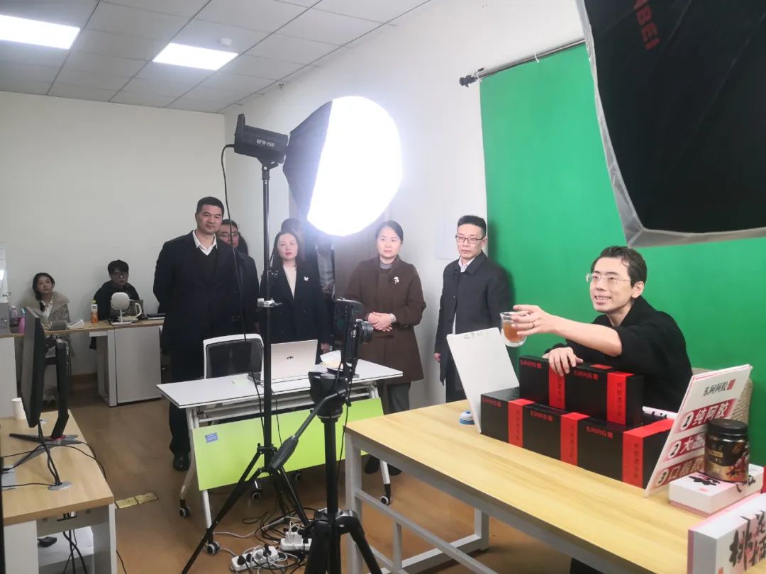 1703125852219297.jpg 8b43a373834d7b00a61f8c60ee98b307.jpg